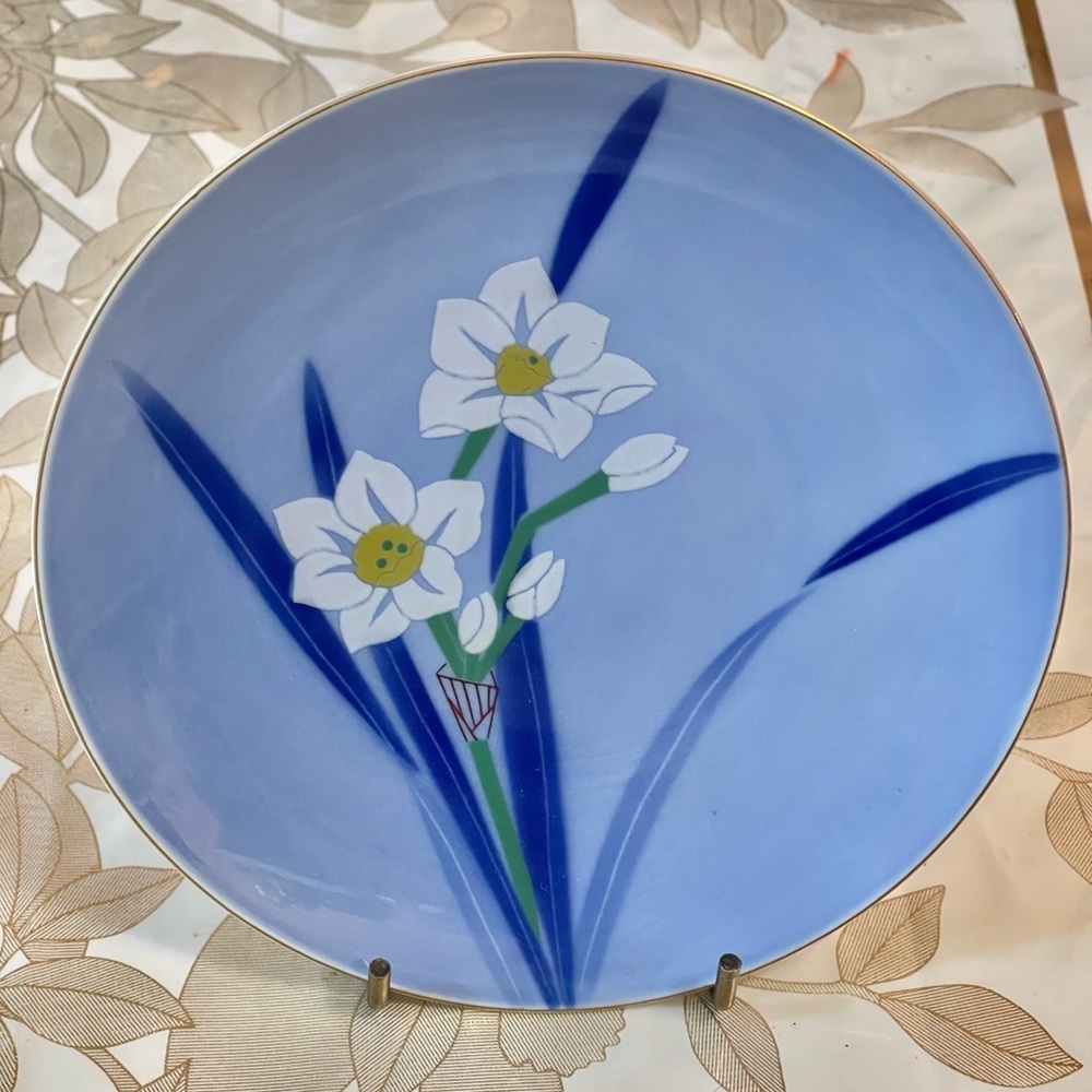 6" Japanese decorative gold rim porcelain plate with daffodil and  stand